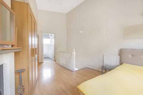 1 bedroom house to rent, Garratt Lane, Earlsfield, London, SW18