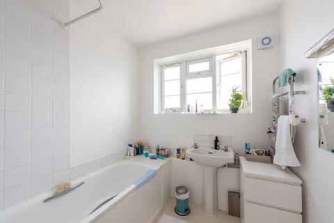 2 bedroom flat to rent, Wandsworth Road, Vauxhall, London, SW8