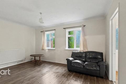 3 bedroom semi-detached house to rent, Linden Road, READING