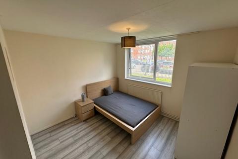4 bedroom flat to rent, Tomlins Orchard, Barking, IG11