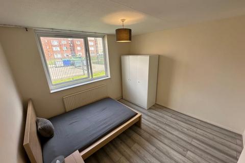 4 bedroom flat to rent, Tomlins Orchard, Barking, IG11