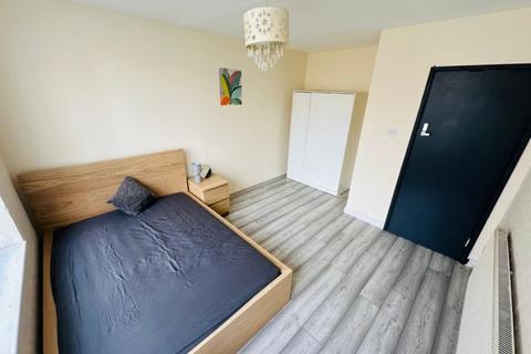 4 bedroom flat to rent, Tomlins Orchard, Barking, IG11