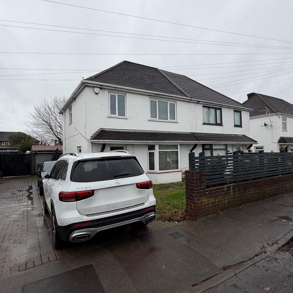 3 bed semi-detached house to rent Bath Road, Slou