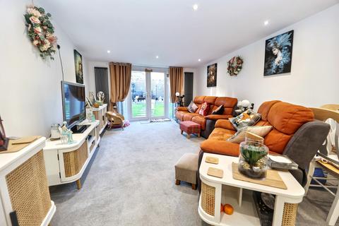 4 bedroom semi-detached house for sale, Avondale Road, Clacton-on-sea, CO15 6