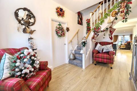 4 bedroom semi-detached house for sale, Avondale Road, Clacton-on-sea, CO15 6