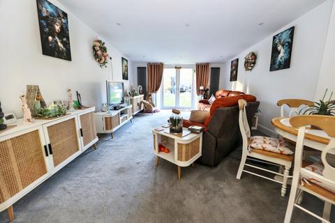 4 bedroom semi-detached house for sale, Avondale Road, Clacton-on-sea, CO15 6