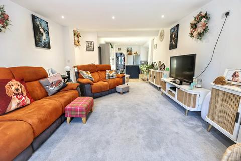 4 bedroom semi-detached house for sale, Avondale Road, Clacton-on-sea, CO15 6