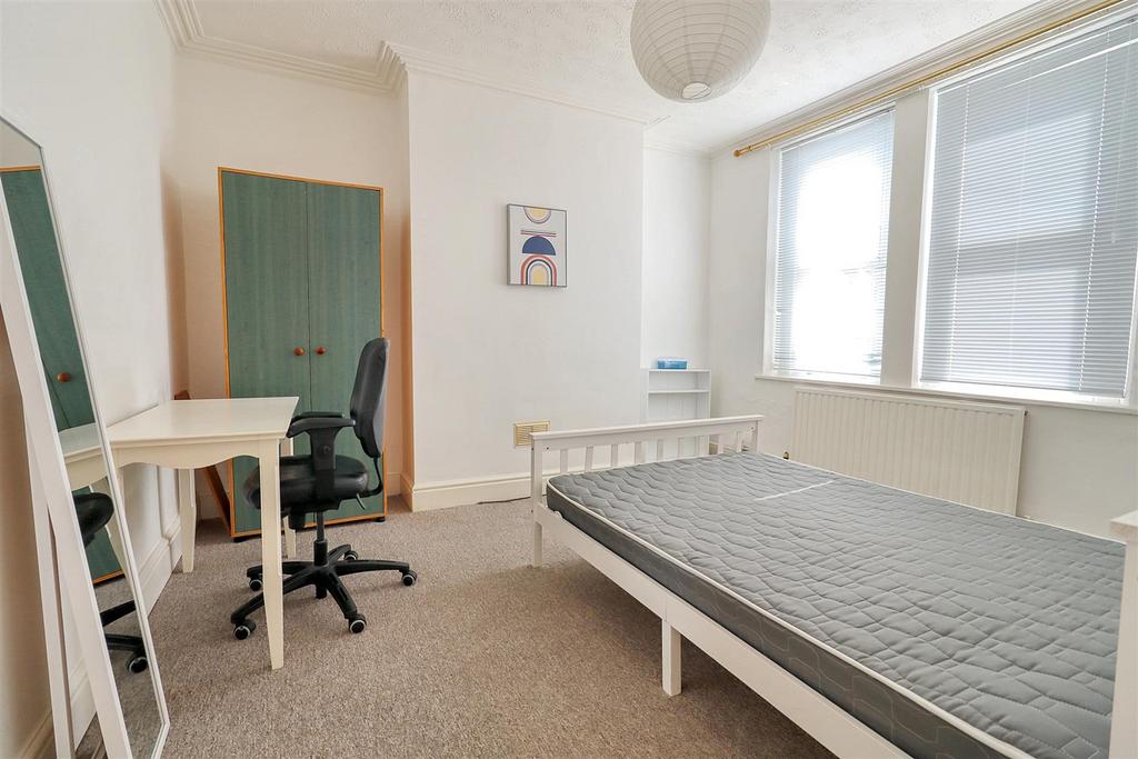 Gf bedroom.jpg