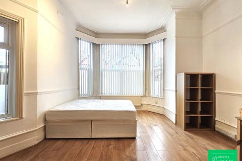 Studio to rent, Princes Avenue, London