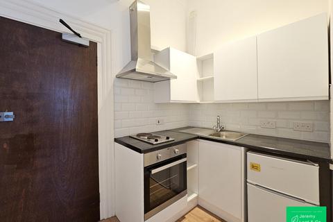 Studio to rent, Princes Avenue, London