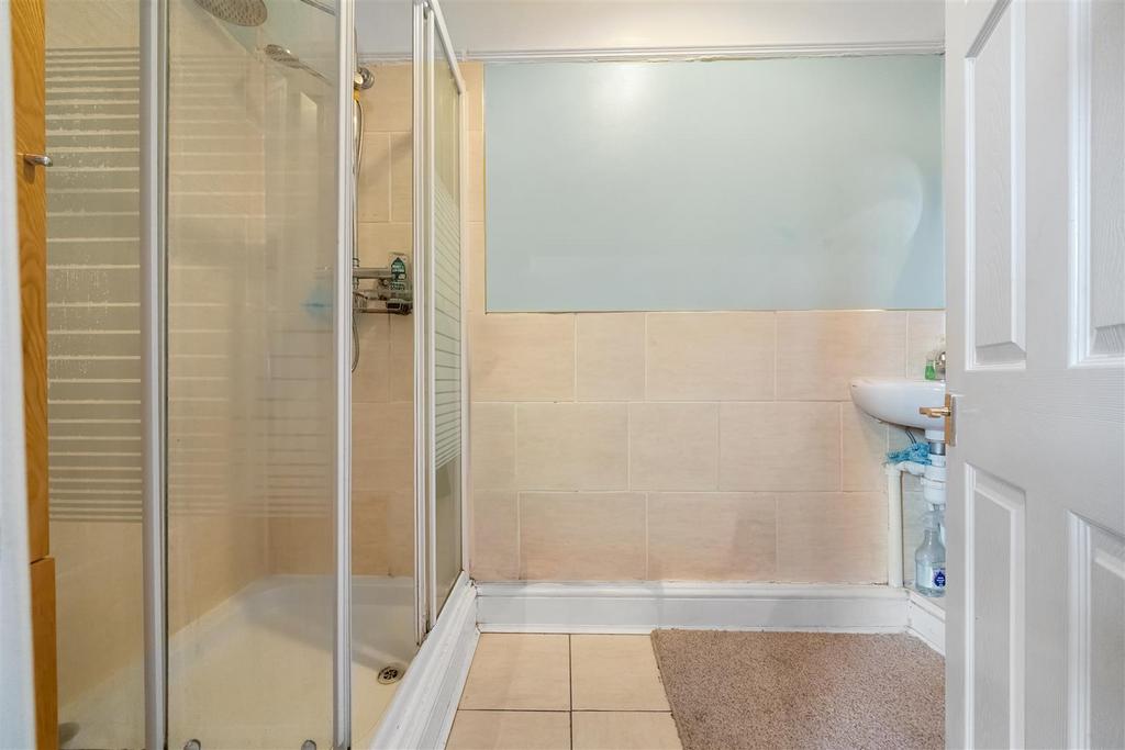Bedroom2 ensuite.jpg