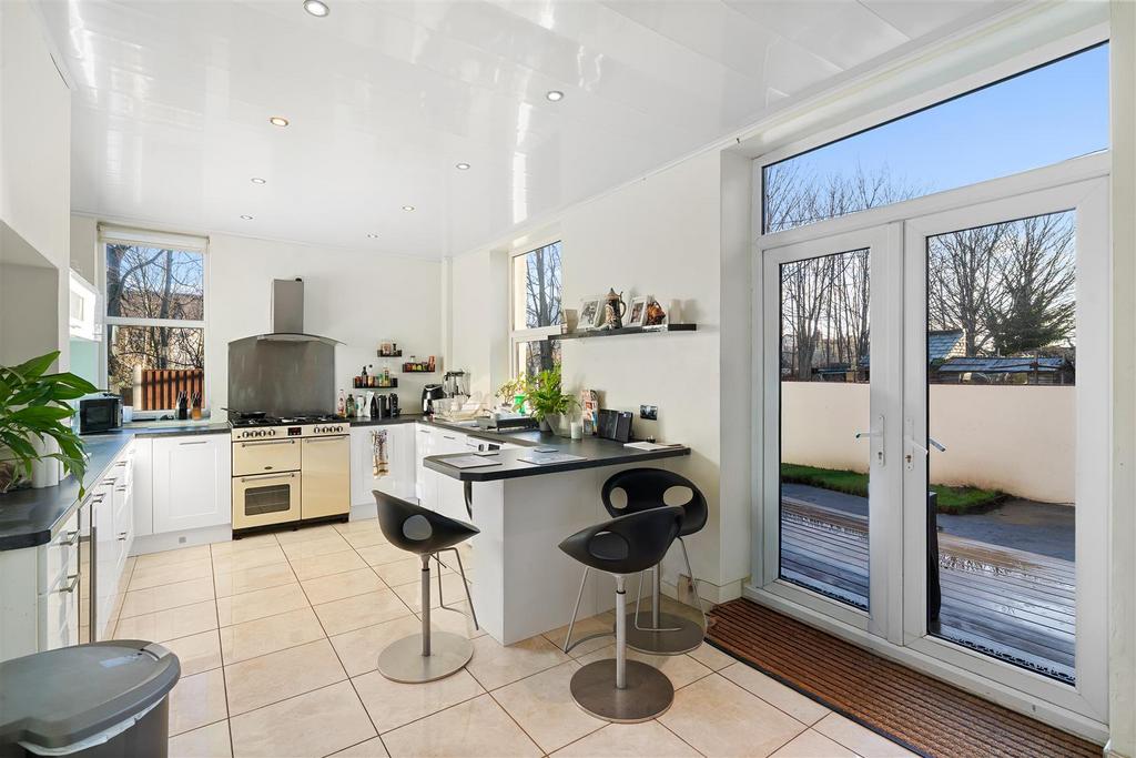 Kitchen2.jpg