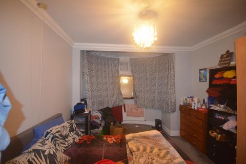 3 bedroom semi-detached house to rent, Romford, RM6