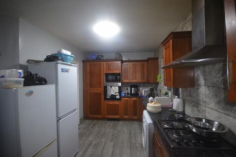 3 bedroom semi-detached house to rent, Romford, RM6