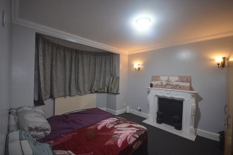 3 bedroom semi-detached house to rent, Romford, RM6