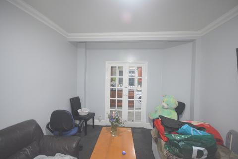 3 bedroom semi-detached house to rent, Romford, RM6