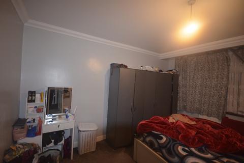 3 bedroom semi-detached house to rent, Romford, RM6