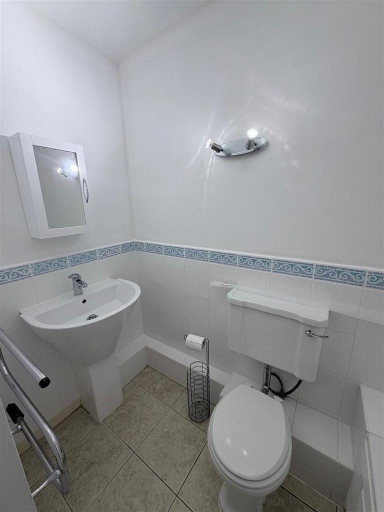 Bathroom - 1.jpg