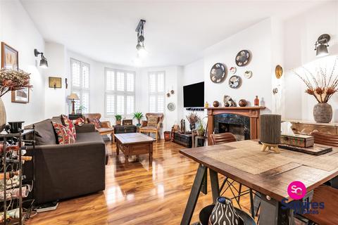 2 bedroom flat for sale, Tillingbourne Gardens, Finchley, London