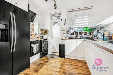 2 bedroom flat for sale, Tillingbourne Gardens, Finchley, London