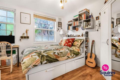 2 bedroom flat for sale, Tillingbourne Gardens, Finchley, London