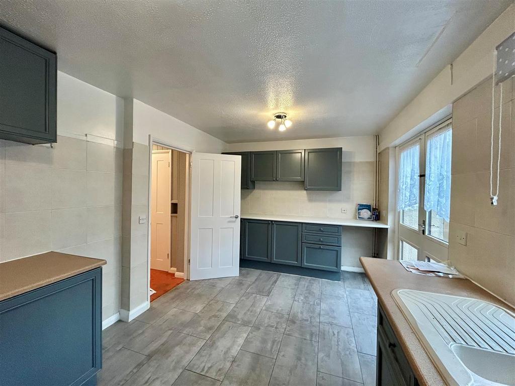 Kitchen photo 2.jpg