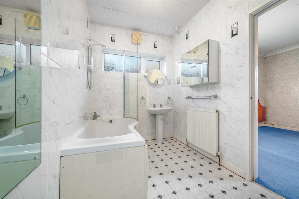 En-Suite Bathroom (Bedroom One)