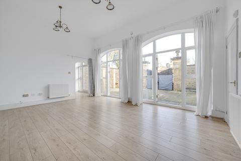 2 bedroom house to rent - Royal Drive, London, N11