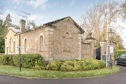 2 bedroom house to rent, Royal Drive, London, N11