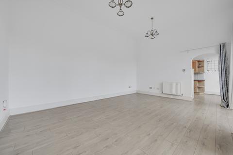 2 bedroom house to rent, Royal Drive, London, N11