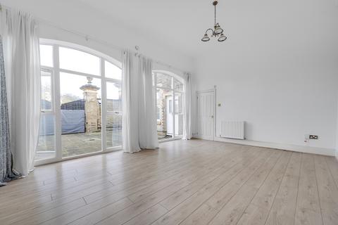 2 bedroom house to rent, Royal Drive, London, N11