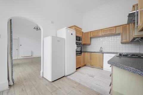 2 bedroom house to rent, Royal Drive, London, N11