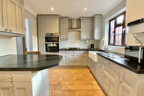 4 bedroom detached house to rent, 6 Newport Road, Woolstone, Milton Keynes, Bucks, MK15 0AS