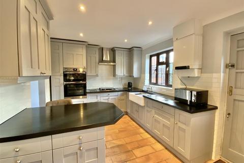 4 bedroom detached house to rent, 6 Newport Road, Woolstone, Milton Keynes, Bucks, MK15 0AS