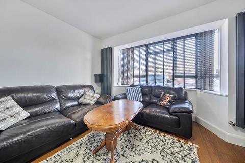 3 bedroom end of terrace house for sale, Dagenham Road, Romford