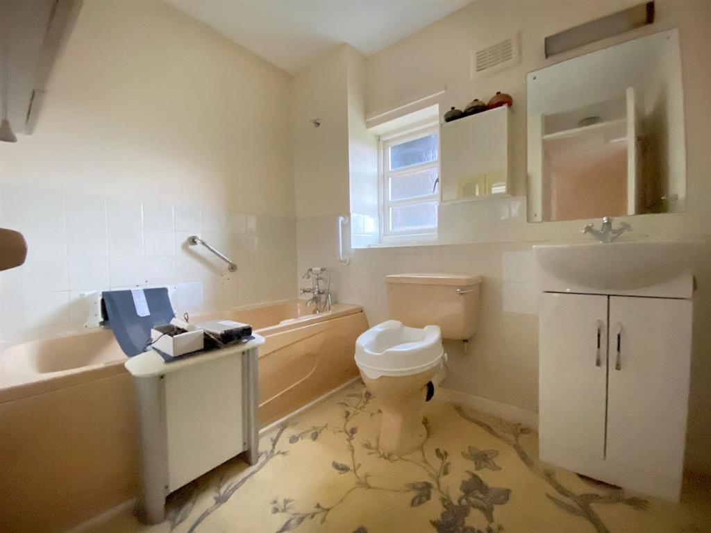 Bathroom.jpg