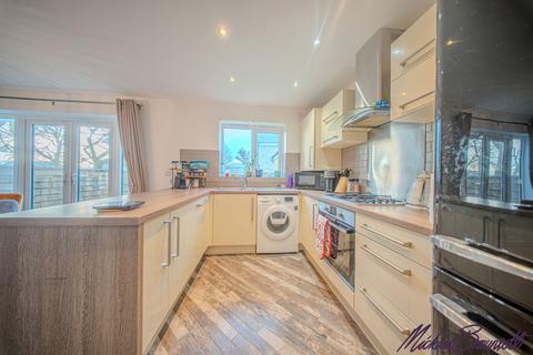 undefined, Black Myres Close, Bradford BD13