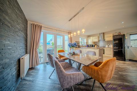 undefined, Black Myres Close, Bradford BD13
