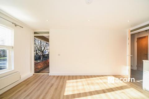 3 bedroom flat to rent, Hope Close London SE12