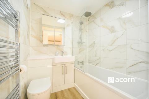 3 bedroom flat to rent, Hope Close London SE12