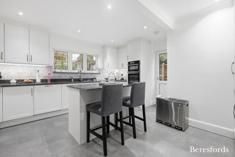 4 bedroom detached house for sale, Courtlands, Billericay, CM12