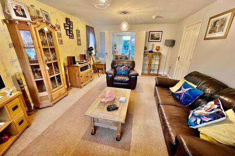 4 bedroom detached house for sale, with DOUBLE GARAGE - Wood Avens Way, Desborough, Kettering