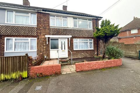 3 bedroom terraced house to rent, Cheriton High Street, Folkestone CT19