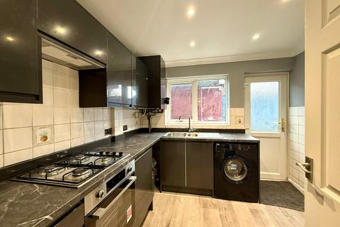 3 bedroom terraced house to rent, Cheriton High Street, Folkestone CT19