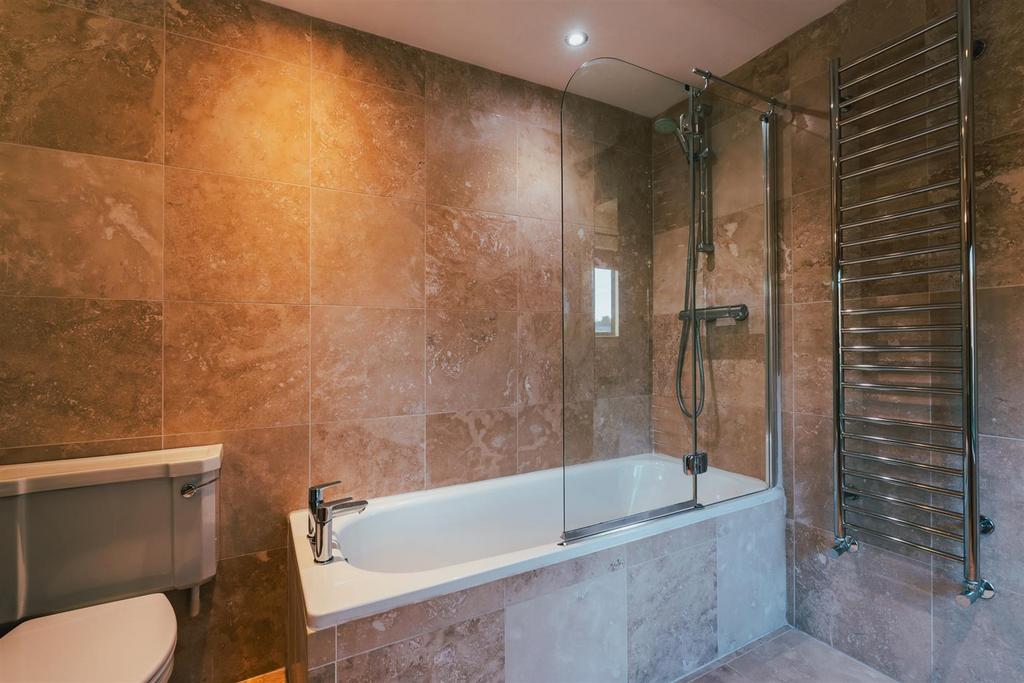 Master En-Suite Bathroom