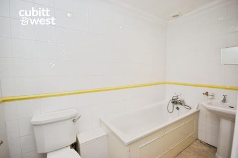 2 bedroom semi-detached house to rent, Raglan Road Reigate RH2