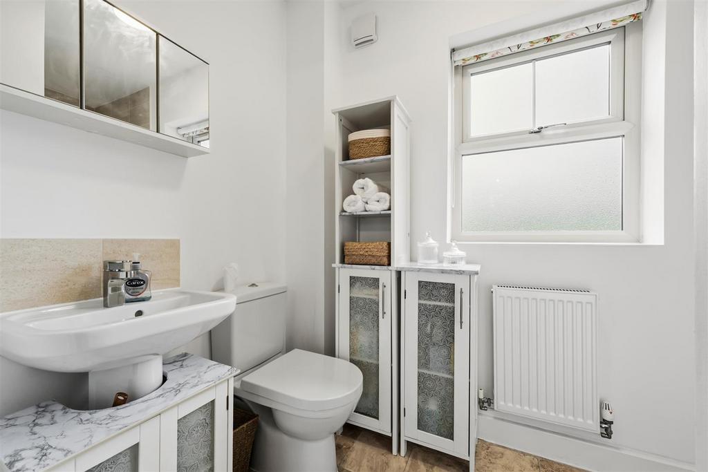 Bedroom One en-suite.jpg