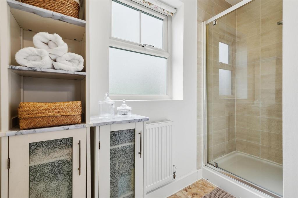 Bedroom One en-suite shower.jpg
