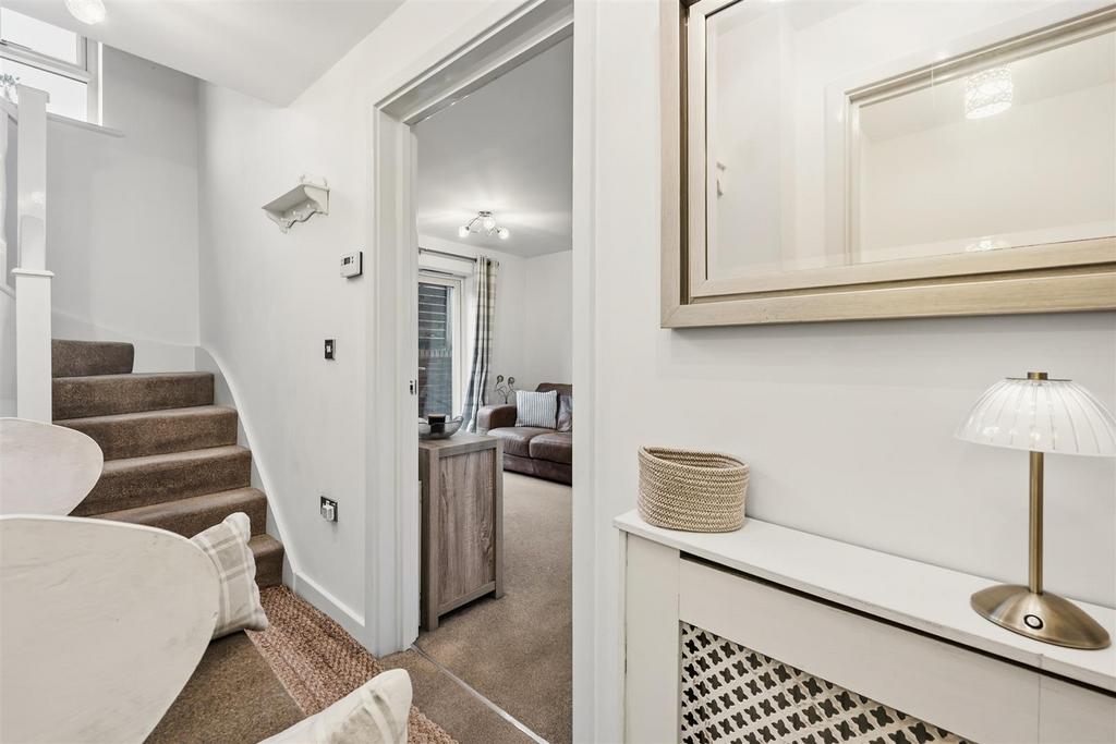 Entrance Hallway to Lounge.jpg