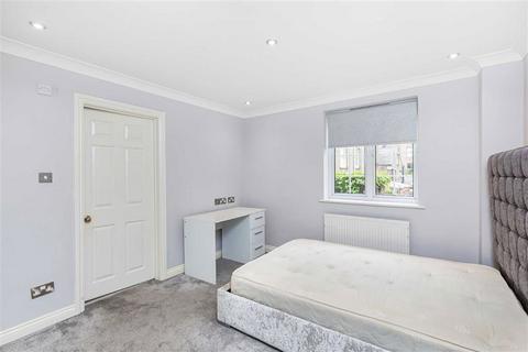 3 bedroom flat to rent, Macklin Street, London WC2B